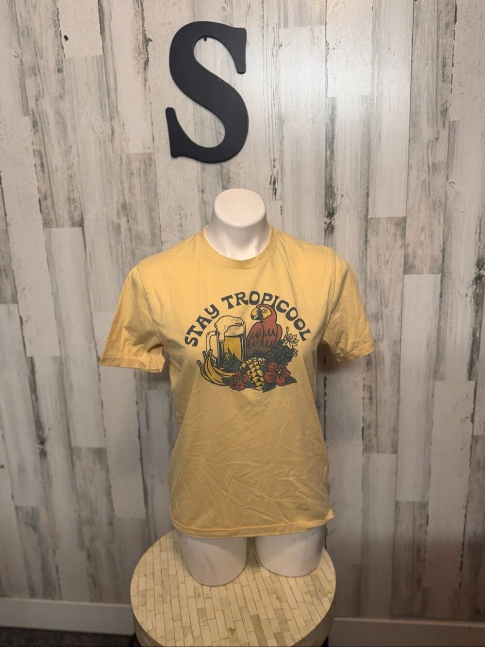 Old Navy Stay Tropicool Parrot Beer Graphic T-Shirt Butter Yellow Unisex Small S